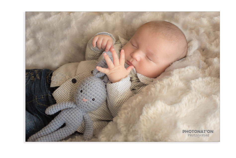 Séance photo nouveau né en studio, créez des souvenirs, le temps passe trop vite! Les mimiques, les sourires, les petites mains tous les détails sont craquants et on leur importance, un cadeau pour toute la famille Photonat'On photographe à Lucq de Béarn.
