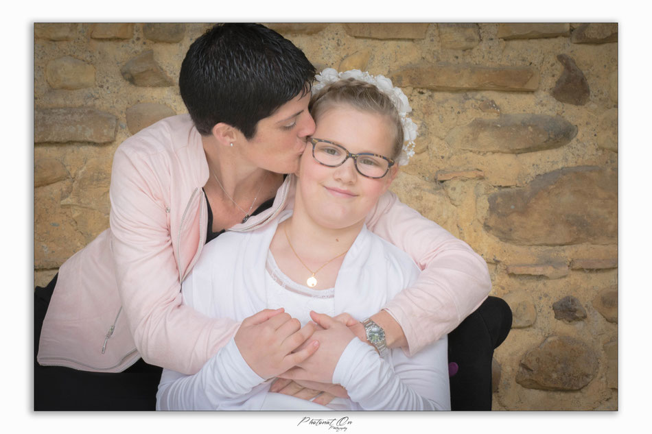 Sollicitée pour une communion, c'est en famille que je passe un bon moment. immortaliser ses souvenirs avec les grands parents, les cousins, ces gens ou les occasions se font rares, ou on prend pas toujours le temps, c'est chose faite pour cette famille!
