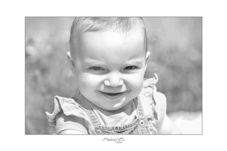 Vous vous souvenez de Ninon? Elle est toujours aussi souriante! Cette séance photo été prévue dans le but de faire les faires parts pour le Baptême de Ninon. Un thème campagnard a été choisi. une chouette ambiance tout en s'amusant! Demande de tarif p