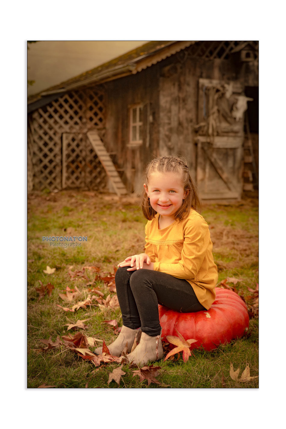 séance photo d'automne à Monein (64) avec Louise. rires, moment en famille, de jolis souvenirs pour cette famille. Photonat'On photographe à Lucq de Béarn.