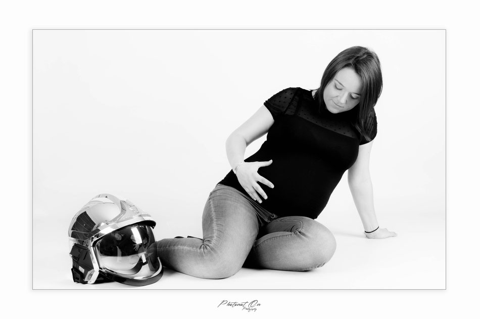 Emilie et Anaïs sont venues me voir avec une demande particulière : rajouter au photos que j'allais faire pendant la séance, le papa décédé dans le cadre de ses fonctions. beaucoup d'émotions et de courage .Photonat'on photographe 64