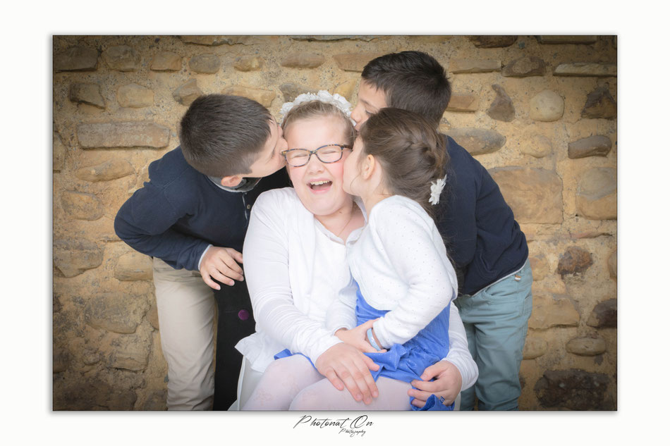 Sollicitée pour une communion, c'est en famille que je passe un bon moment. immortaliser ses souvenirs avec les grands parents, les cousins, ces gens ou les occasions se font rares, ou on prend pas toujours le temps, c'est chose faite pour cette famille!