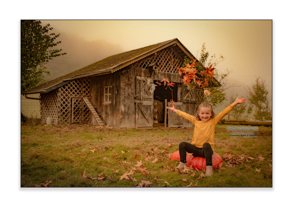 séance photo d'automne à Monein (64) avec Louise. rires, moment en famille, de jolis souvenirs pour cette famille. Photonat'On photographe à Lucq de Béarn.