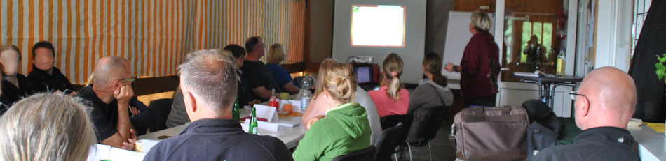 Seminare und Workshops Thema Gesundheit Hund , Massagetechniken, Physiotherapie, Ernährung und mehr. Menschen im Seminarraum 