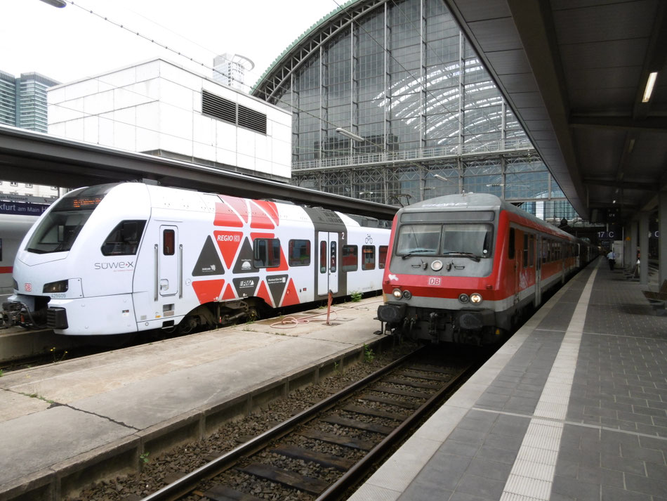 Wittenberger Steuerwagen neben einem Flirt 3 des SÜWEX 