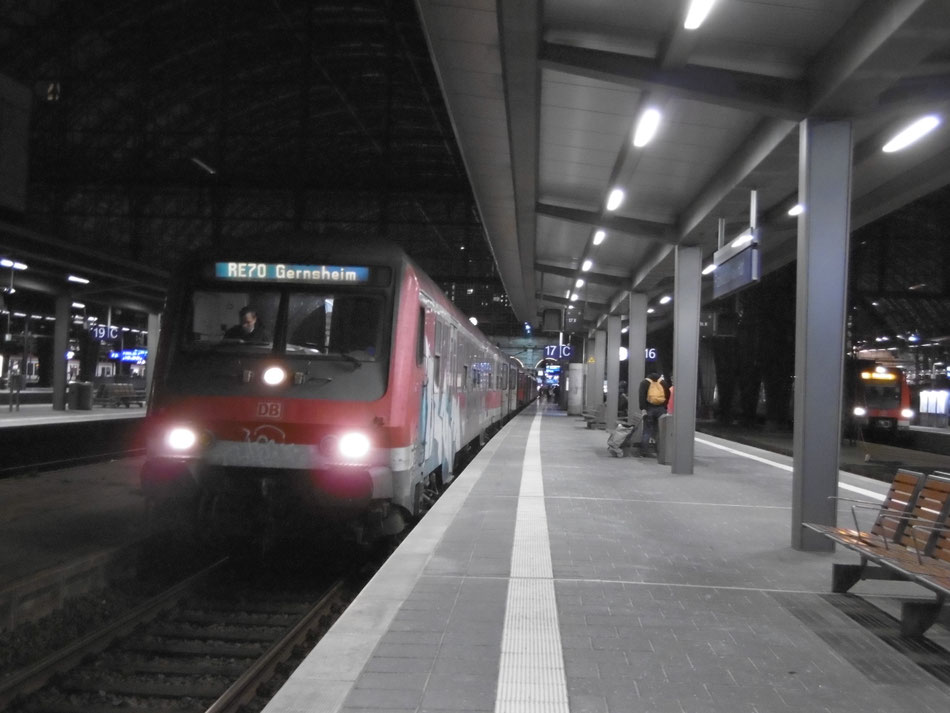 Die letzte Garnitur, die ich aufnehmen konnte als RE70 nach Gernsheim, geschoben von 111 094