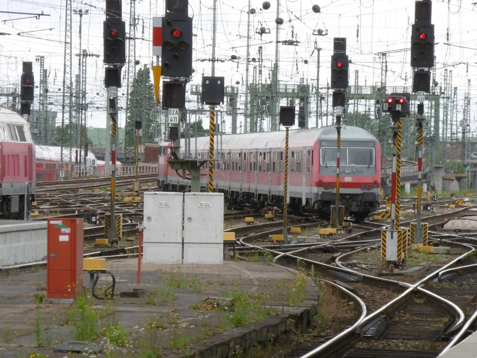 Ausfahrt einer RB68 Garnitur richtung Heidelberg Hbf