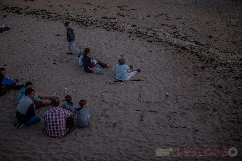 "Feu de l'été". Sur le sable, attente de l'ouverture du Feu d'artifice du 14 juillet 2016, Saint-Gilles-Croix-de-Vie, Vendée, Pays de la Loire