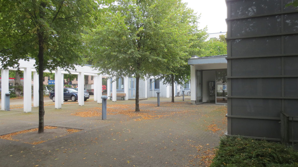 Neugeschaffener Kirchvorplatz mit Pergola und Gottesbuden, Eingangsbereich von St. Marien, Architekt B.Braun