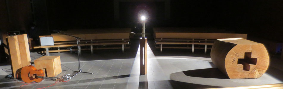 Altar, Ambo und Osterleuchter in einer Illumination von Gregor Linßen, 2015