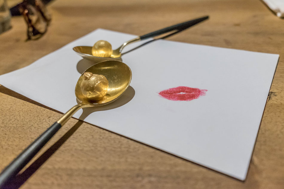 Die goldenen Löffel preisen verheissungsvoll das Dessert an.