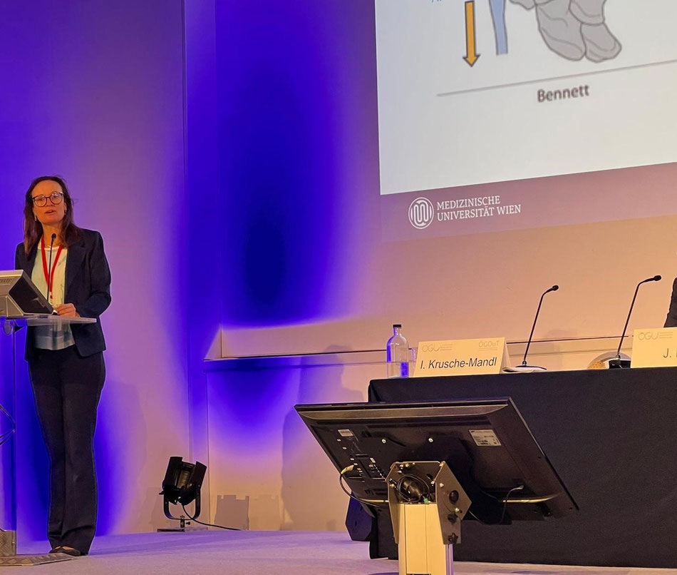 OÄ Dr. Irena Krusche-Mandl am Podest auf der Bühne der ÖGU und ÖGOuT Jahrestagung 2024 in Salzburg