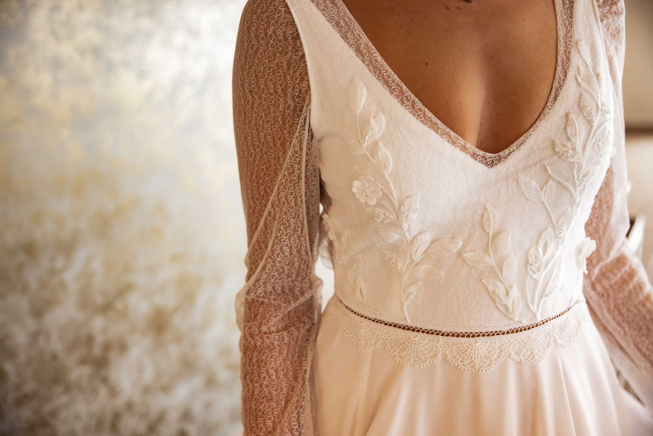 Brautkleid mit zarter Spitze und Blumenaplikation