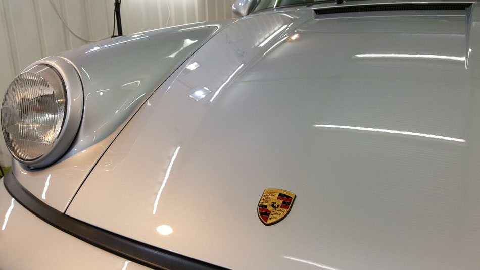 セラミックコーティング後のポルシェ964のフェンダーの艶・輝き 光の反射が美しいポーラシルバーのボディ塗装面