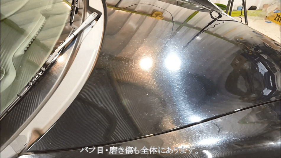 雨シミ多数のポルシェ996黒のボンネット 映り込む照明もぼやけている