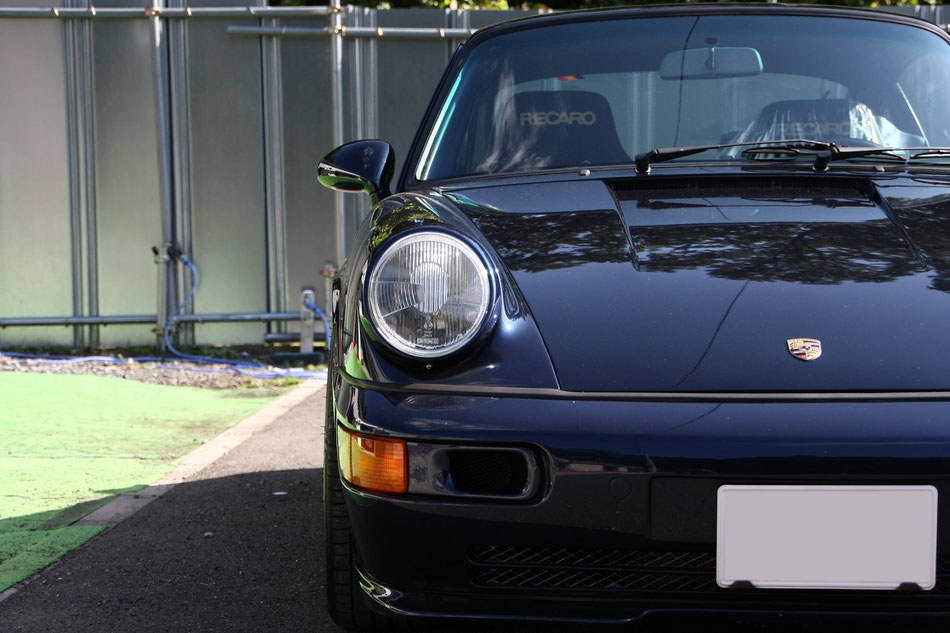 ポルシェ964の磨き後フロント周りの艶 太陽光を浴びてもバフ目なし