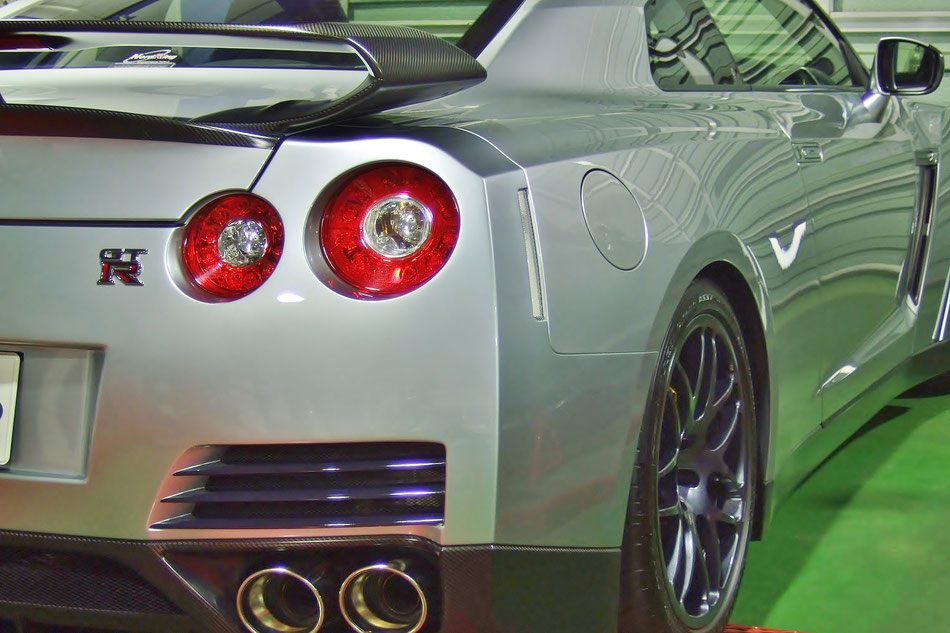 磨きで光沢が増したR35GT‐Rのボディ マフラー・テールランプも綺麗