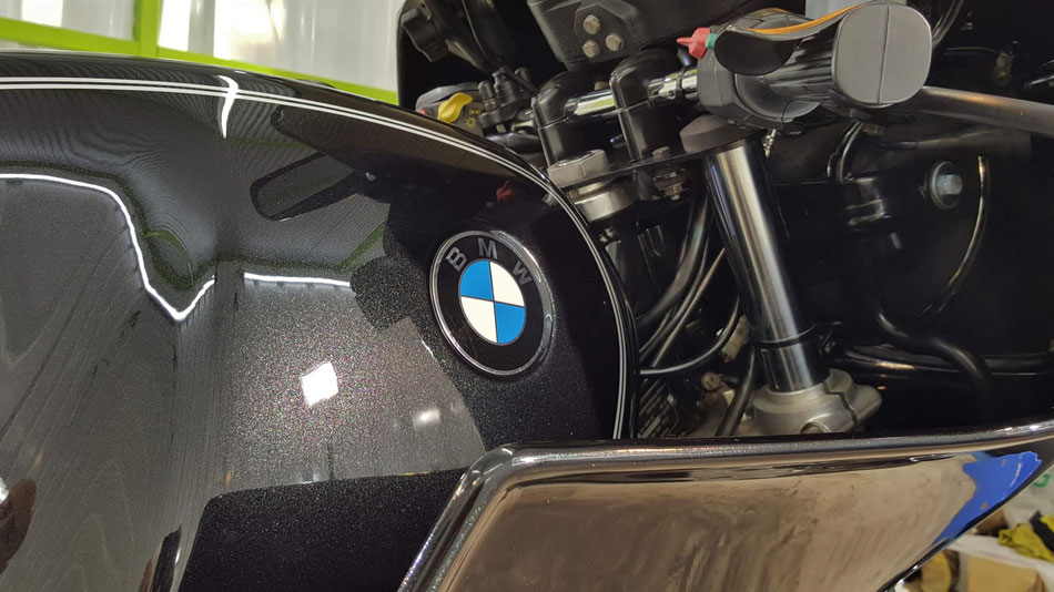 R100RSのタンクの艶・光沢