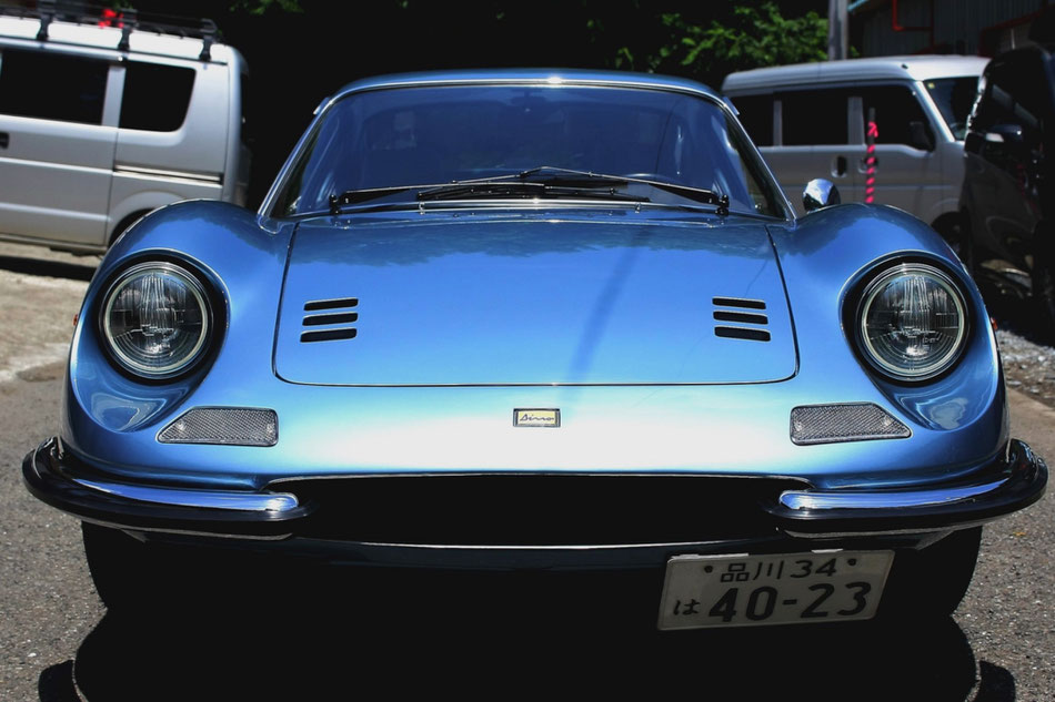 フェラーリ・ディーノの研磨後はフロント周辺の光沢が向上 ブルーメタリックのdino246gtが冴えます