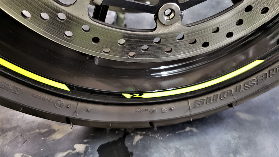 r1000r フロントホイールのダスト汚れ