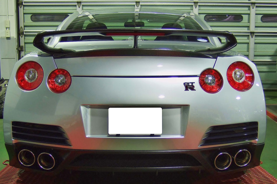 ボディ・マフラー・テールランプすべてをガラスコーティングしたR35GT‐R
