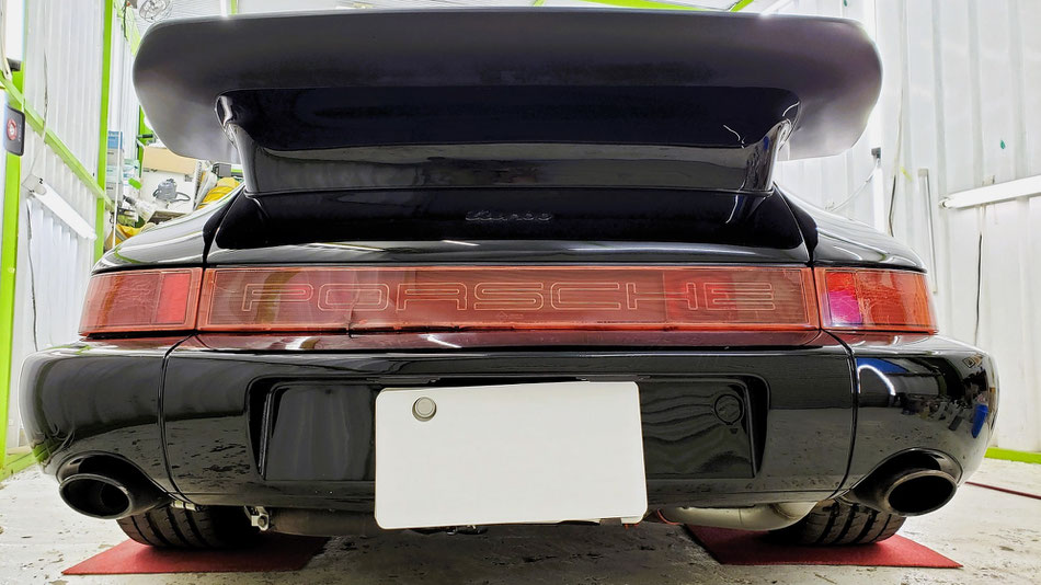 964ターボの磨き・コーティング後のリアビュー 漆黒のターボボディは艶復活で質感も向上