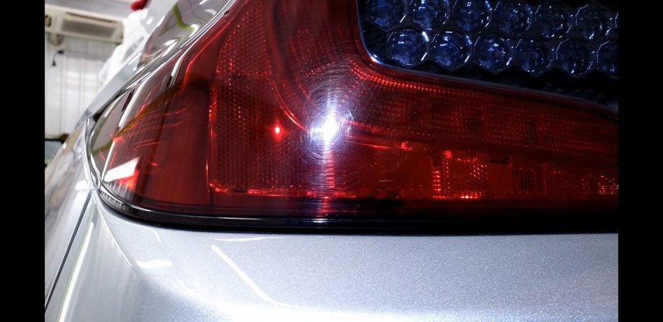 wrx sti テールランプの傷