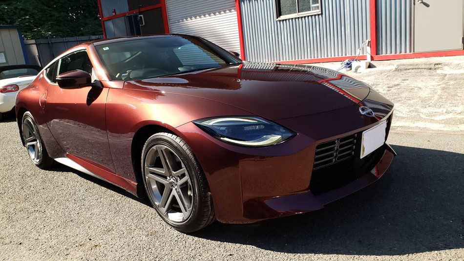 斜め前から見るrz34 s30のマルーンを彷彿させるボディカラー