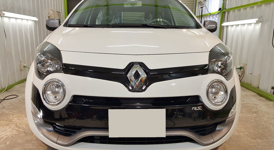 トゥインゴR.S.のセラミックコーティング後の艶 埼玉の車磨き専門店 親水コーティングでシミ対策