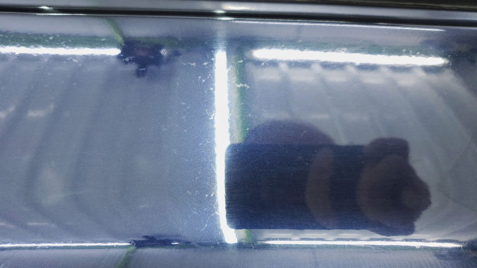 ポルシェ９６８の花粉シミが固着した左リアフェンダー ミッドナイトブルーメタリック
