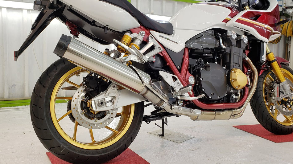 cb1300sbspナノガラスコーティング施工後のホイール・マフラー・スイングアームの輝き