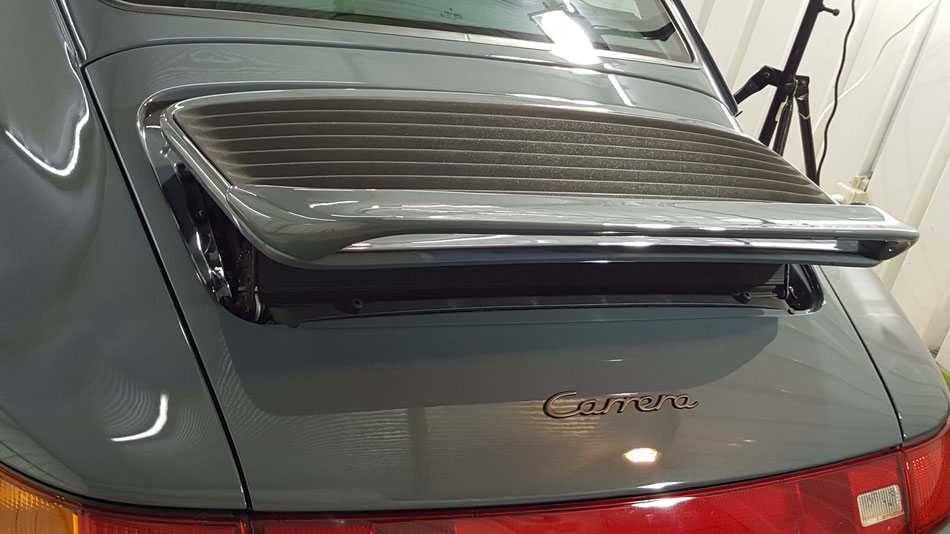 ポルシェ993のエンジンフードの磨き後