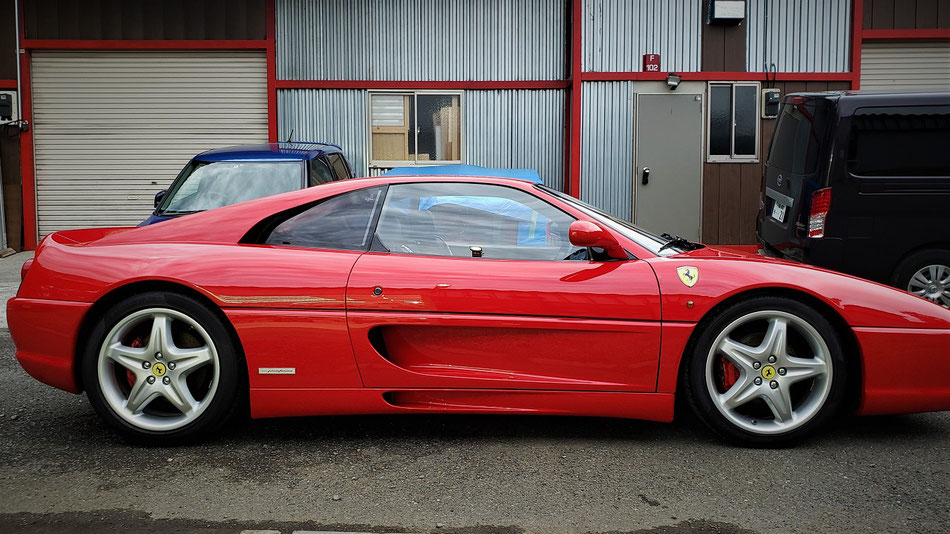 f355コーティングメンテナンス完成後のサイドビュー 赤のソリッドカラーが眩しい