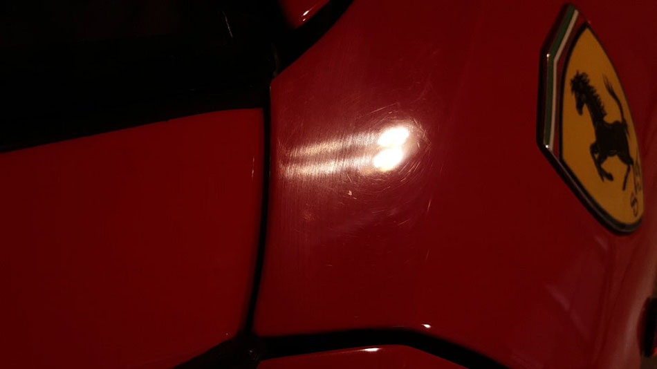 f355 フェンダーのペーパー傷 白ボケたロッソコルサ