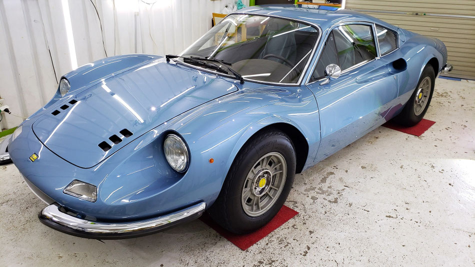 ferrari dino246gtの斜め前から見た造形がアートディテールの磨き・コーティングでより美しく
