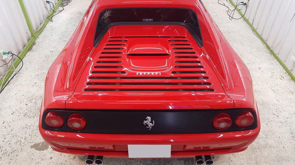 f355f1 エンジンフードの磨き後 ボディシルエットが際立ちます