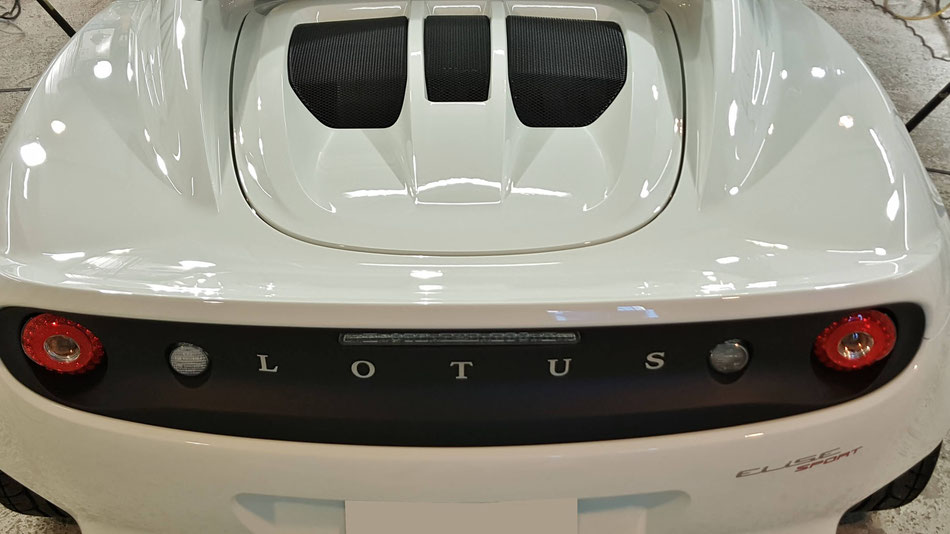 ロータス・エリーゼのエンジンフードの磨き後