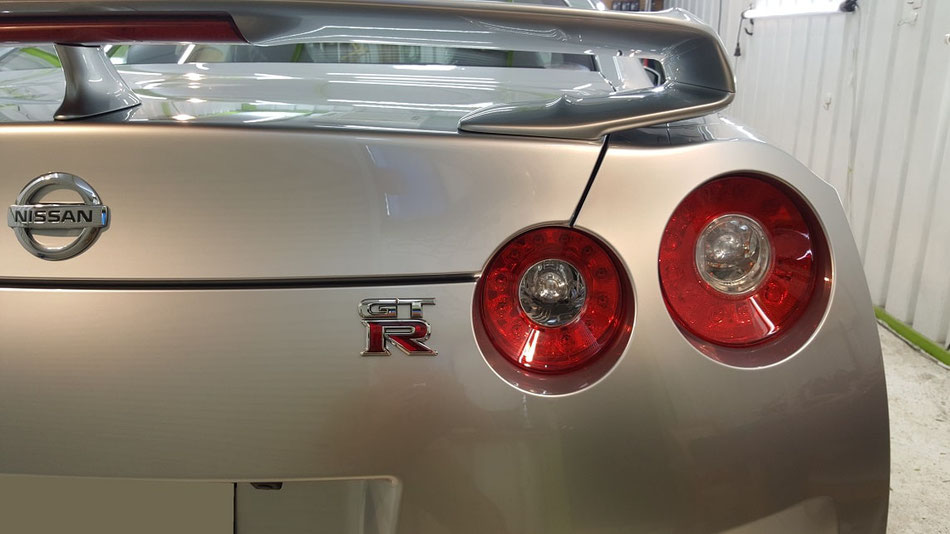 r35gt-r リアウイング下のクレーター除去 埼玉