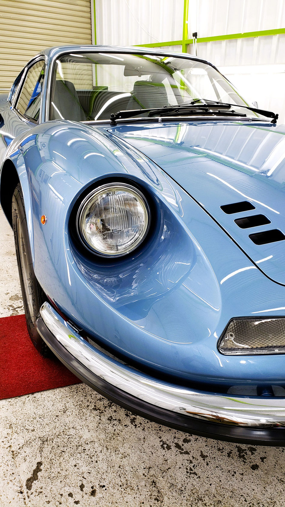 ディーノ２４６ｇｔのヘッドライトからフロントフェンダー周辺の淡いブルーの塗装に深みが増した