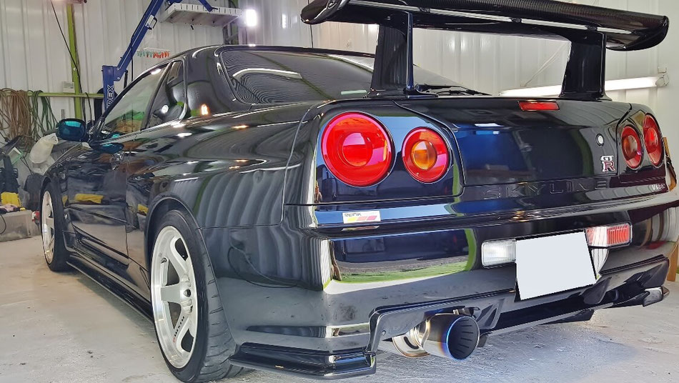 BNR34の磨き ブラックパール 埼玉の車磨き専門店・アートディテール リアバンパーの艶