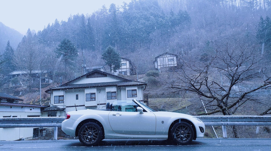 雪の中をncロードスターでオープンドライブ