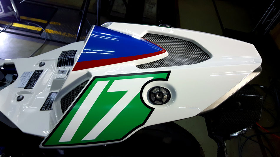bmw HP2スポーツ テールカウル磨き後