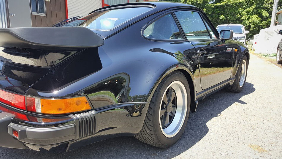 930ターボ 黒ソリッドの研磨後 太陽光の下でも綺麗 埼玉の車磨き専門店・アートディテール ポルシェ911ターボのコーティング