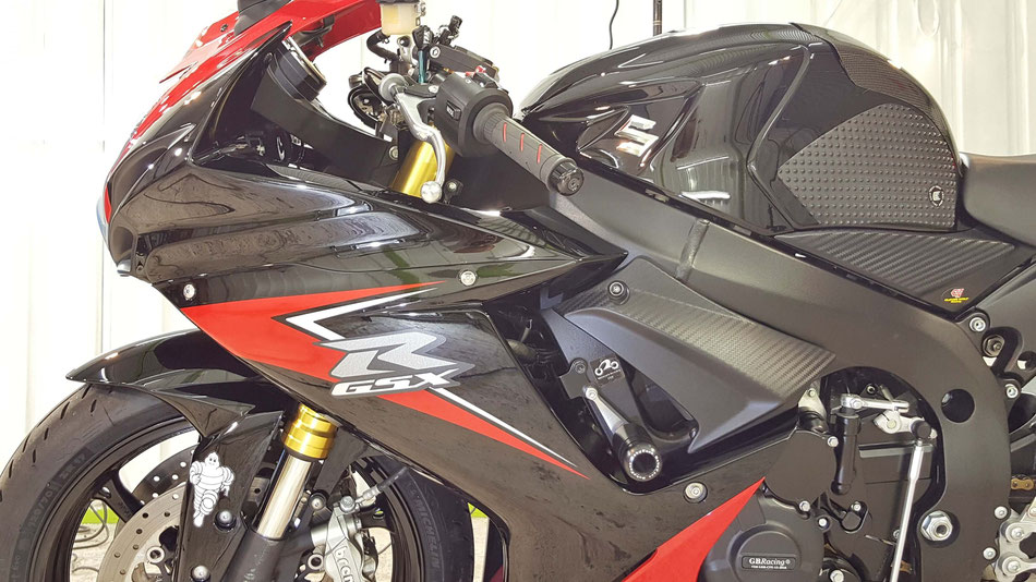 GSX-R750の研磨・コーティング後の艶 濃色車の施工 埼玉でバイクコーティング