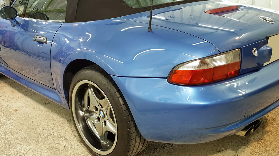 BMW・Z3Mのコーティング後のフェンダー 濃色車の艶出し研磨