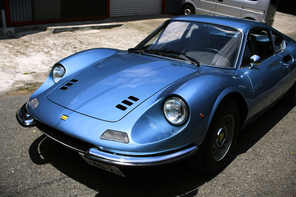 フェラーリ・ディーノ２４６ＧＴの磨き・ナノガラスコーティング施工後は太陽光の下で新車の様に輝く　埼玉の車磨き専門店・アートディテールへ。
