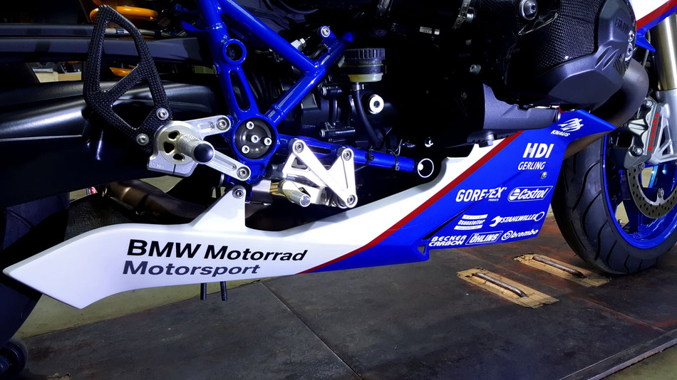 bmw hp4スポーツ アンダーカウルの傷消し