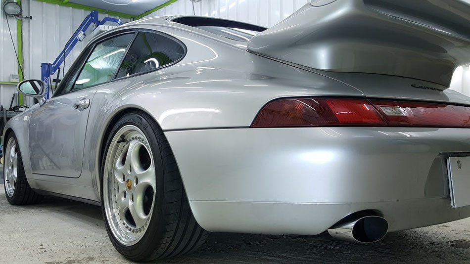 993の美しいリアフェンダーとツライチのカップホイール