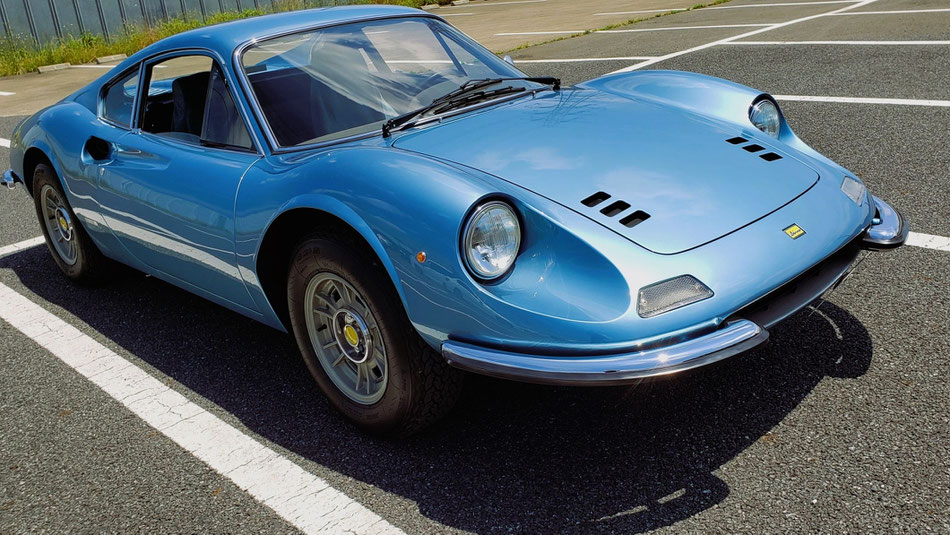 ferrari dino246gtの斜め前から見た造形がアートディテールの磨き・コーティングでより美しく