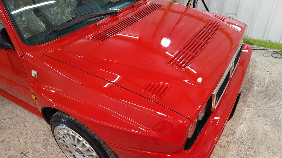ランチア・デルタの磨き 濃色車のコーティング後の艶 90年代のイタリア車